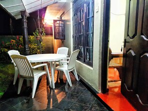 Outdoor dining - Fernando Residence (Aluthgama)