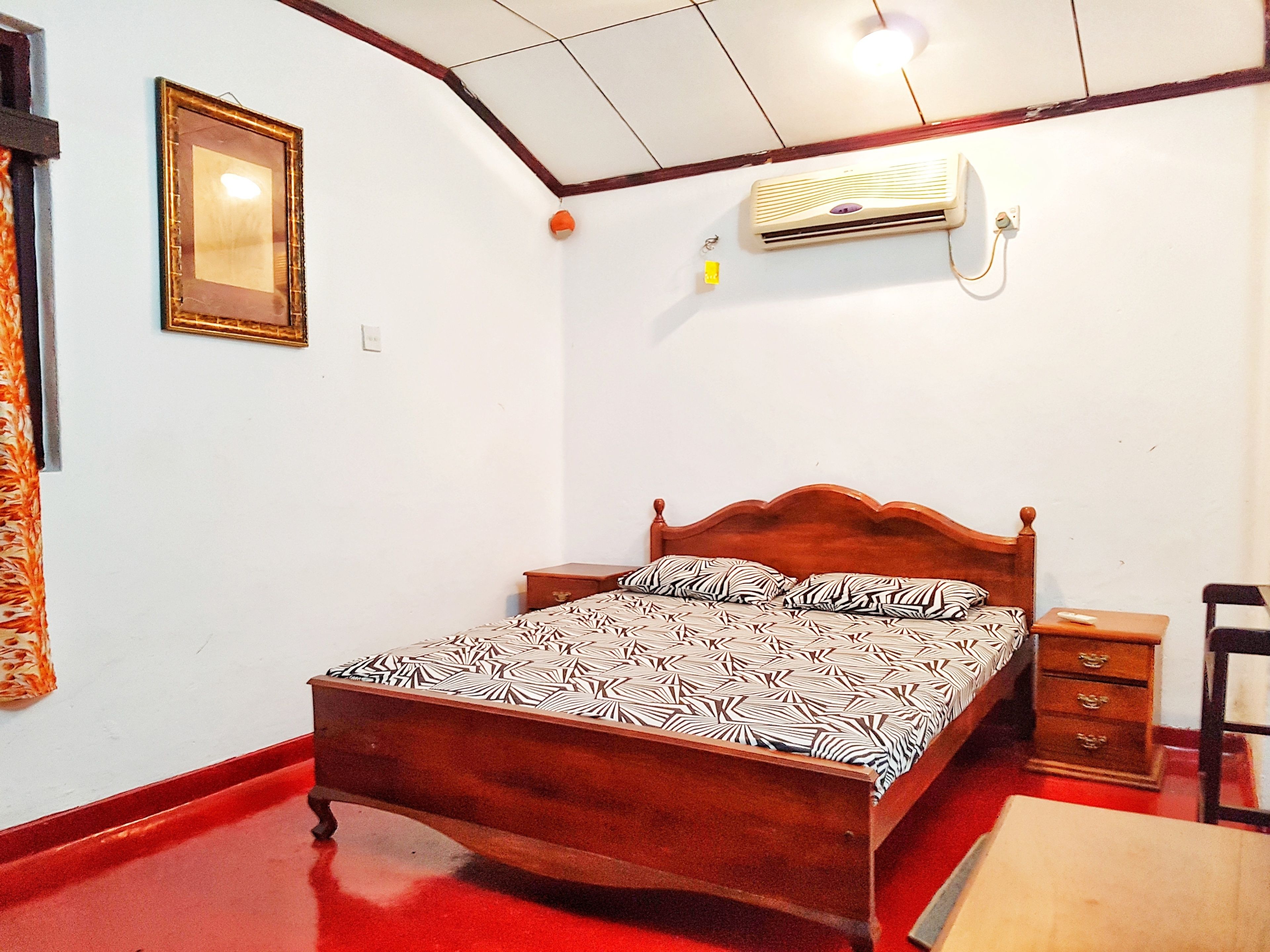 Deluxe Room | Premium bedding, in-room safe, desk, iron/ironing board