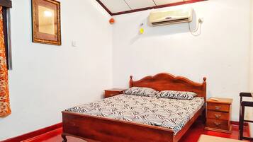 Deluxe Room | Premium bedding, in-room safe, desk, iron/ironing board