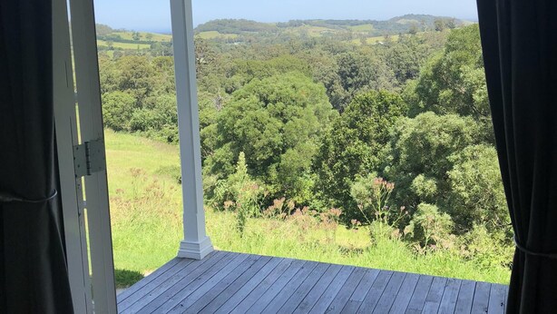 A wooden deck with a view of a green landscape. - Broughton Cottage - Pudding Hill Farm, Berry (Foxground)