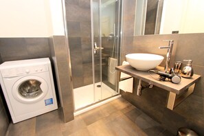 Apartamento premium (Apartment 3) | Banheiro | Chuveiro, produtos de toalete grátis, secador de cabelo, chinelos