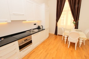 Premium Apartment (Apartment 3) | In-room dining