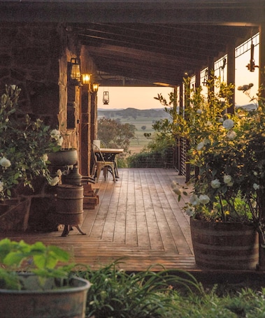 Outdoor dining. Stone Creek Cottage Farmstay