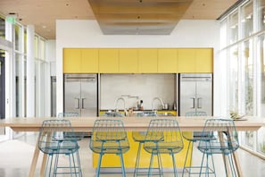 Premier Suite (Full Bed) | Cocina compartida | Nevera en la zona común y microondas en la zona común