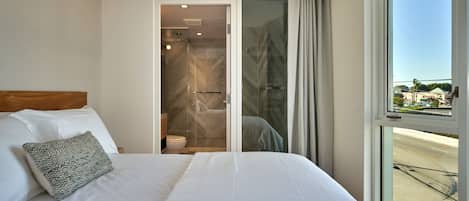 Premier Suite (Full Bed)