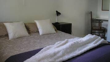 2 chambres, bureau, fer et planche Ă  repasser, lit parapluie