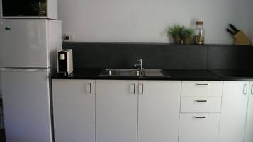 Refrigerador, microondas, parrilla de estufa y cafetera y tetera