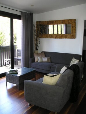 Smart TV, reproductor de DVD, libros y videoteca 