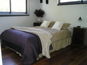 2 habitaciones, escritorio y tabla de planchar con plancha 