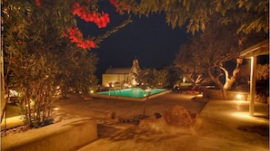 Piscine extérieure, chaises longues