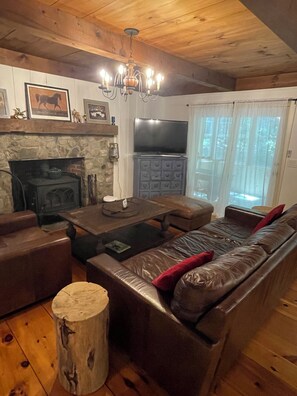 Smart TV, chimenea, consola de videojuegos y Netflix 