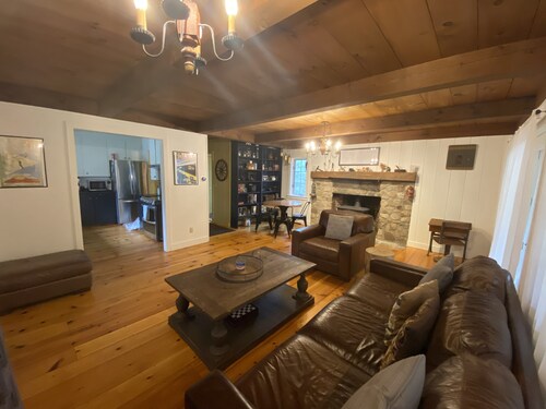 Ylellinen maalaistalotyylinen koti viehättävässä yksityisessä ympäristössä