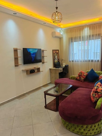 TV, DVD player, music library. Tidy and Calm appartment equiped with WiFI close to airport and ocean