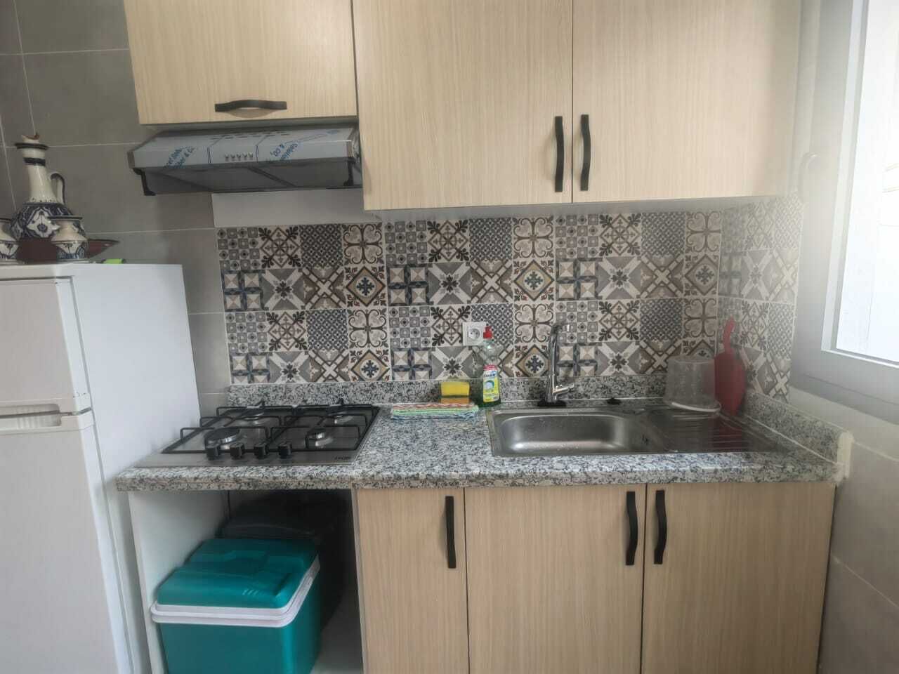 Een koelkast, een oven, een koffiezetapparaat/waterkoker