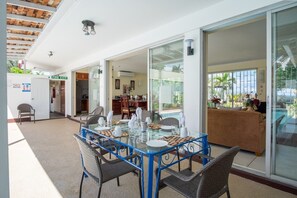Dining - Villa Turrasann 3 Bedroom, Beachfront Villa, Fully Staffed (Runaway Bay)