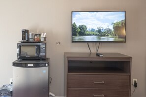 Standard Room, Non Smoking | Television - Capitol Hill Motel (Portland)