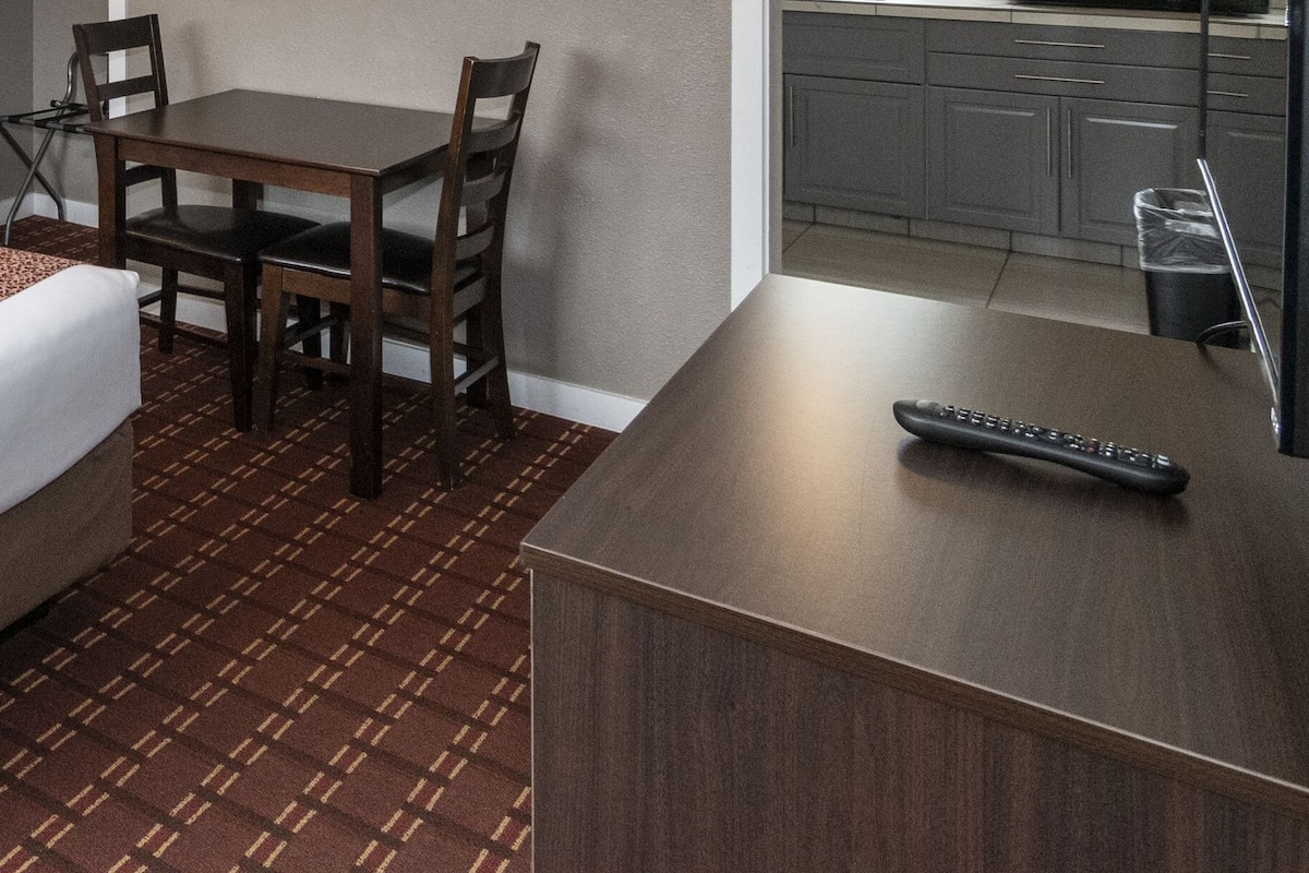 Suite, 1 Queen-Bett, Nichtraucher | 1 Schlafzimmer, Bügeleisen/Bügelbrett, kostenloses WLAN, Bettwäsche