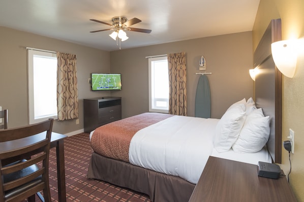 Deluxe Suite, 2 Queen Beds, Non Smoking | 1 bedroom, iron/ironing board, free WiFi, bed sheets - Capitol Hill Motel (Portland)