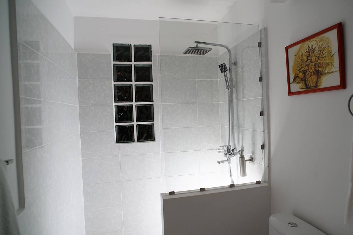 Chambre Standard (Three) | Salle de bain | Douche, douche cascade, articles de toilette (gratuits)