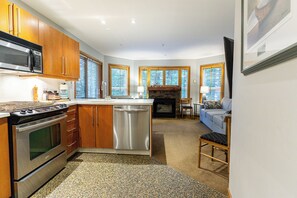 Réfrigérateur, four à micro-ondes, un four, surface de cuisson