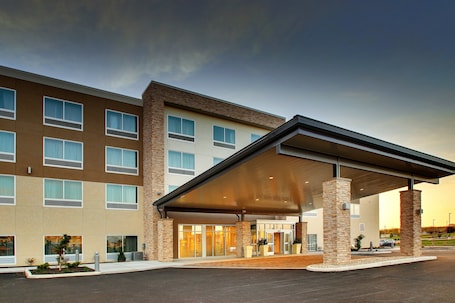 Exterior. Holiday Inn Express & Suites Findlay North by IHG