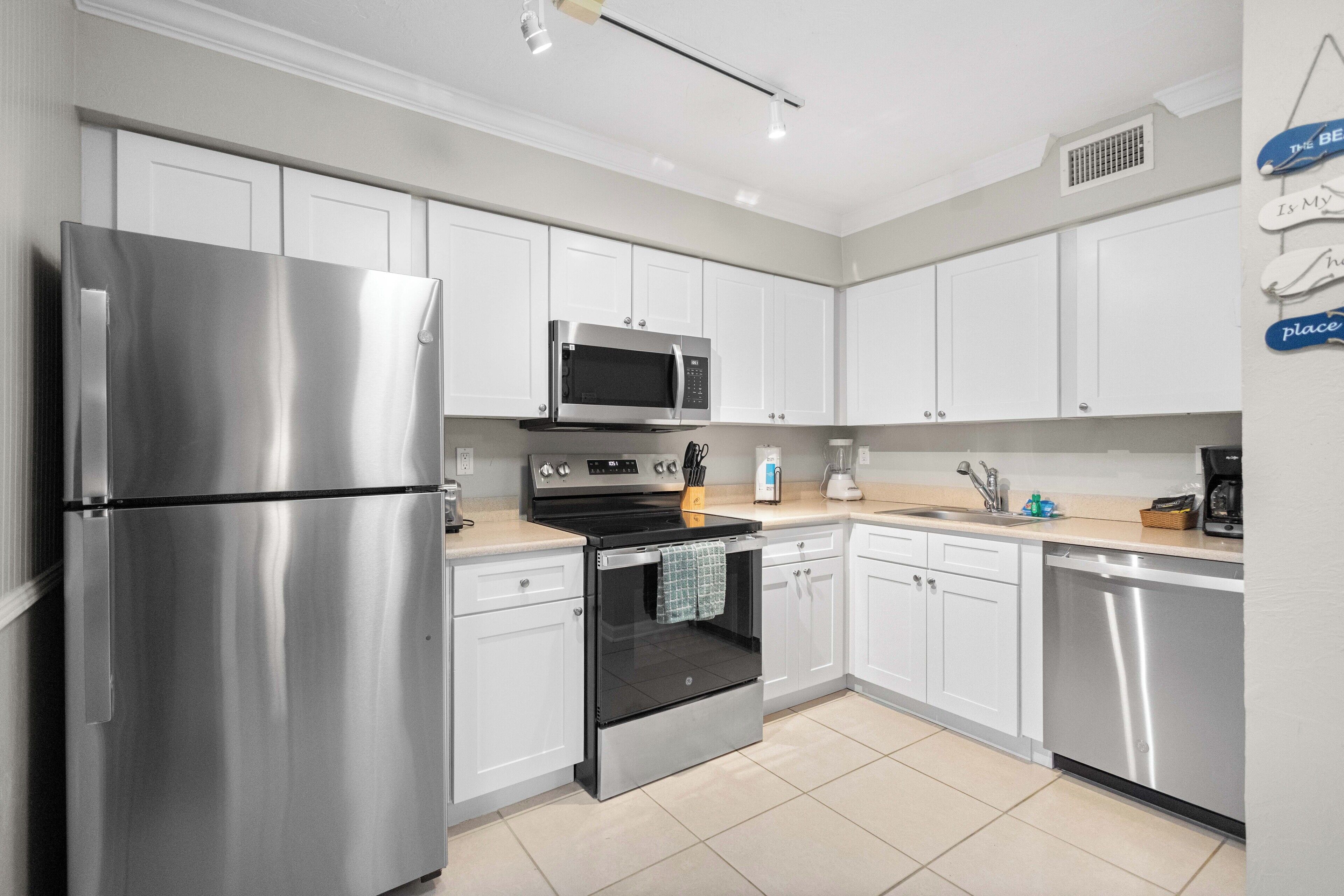 Kjøleskap, mikrobølgeovn, ovn og kokeplater