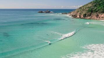Plage à proximité, chaises longues, serviettes de plage