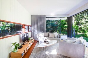 Smart TV, books, stereo