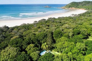 Beach nearby, sun-loungers, beach towels - Private Beachfront Bungalow. Pet-Friendly! (Broken Head)