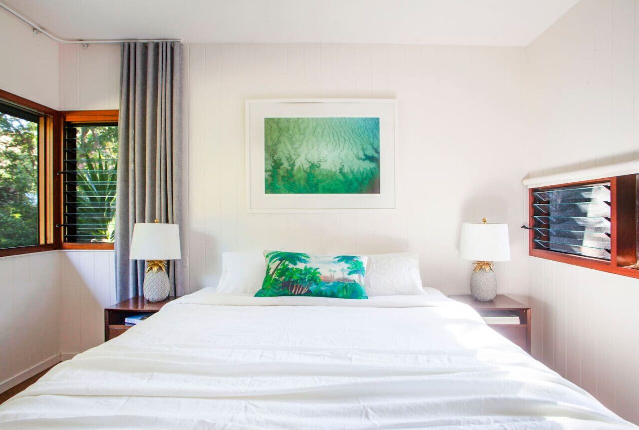 1 habitación, tabla de planchar con plancha y cuna de viaje 