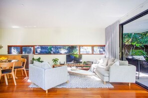 Smart TV, books, stereo - Private Beachfront Bungalow. Pet-Friendly! (Broken Head)