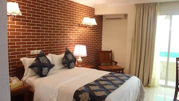 Habitación estándar doble | Minibar, caja fuerte, escritorio y cortinas opacas