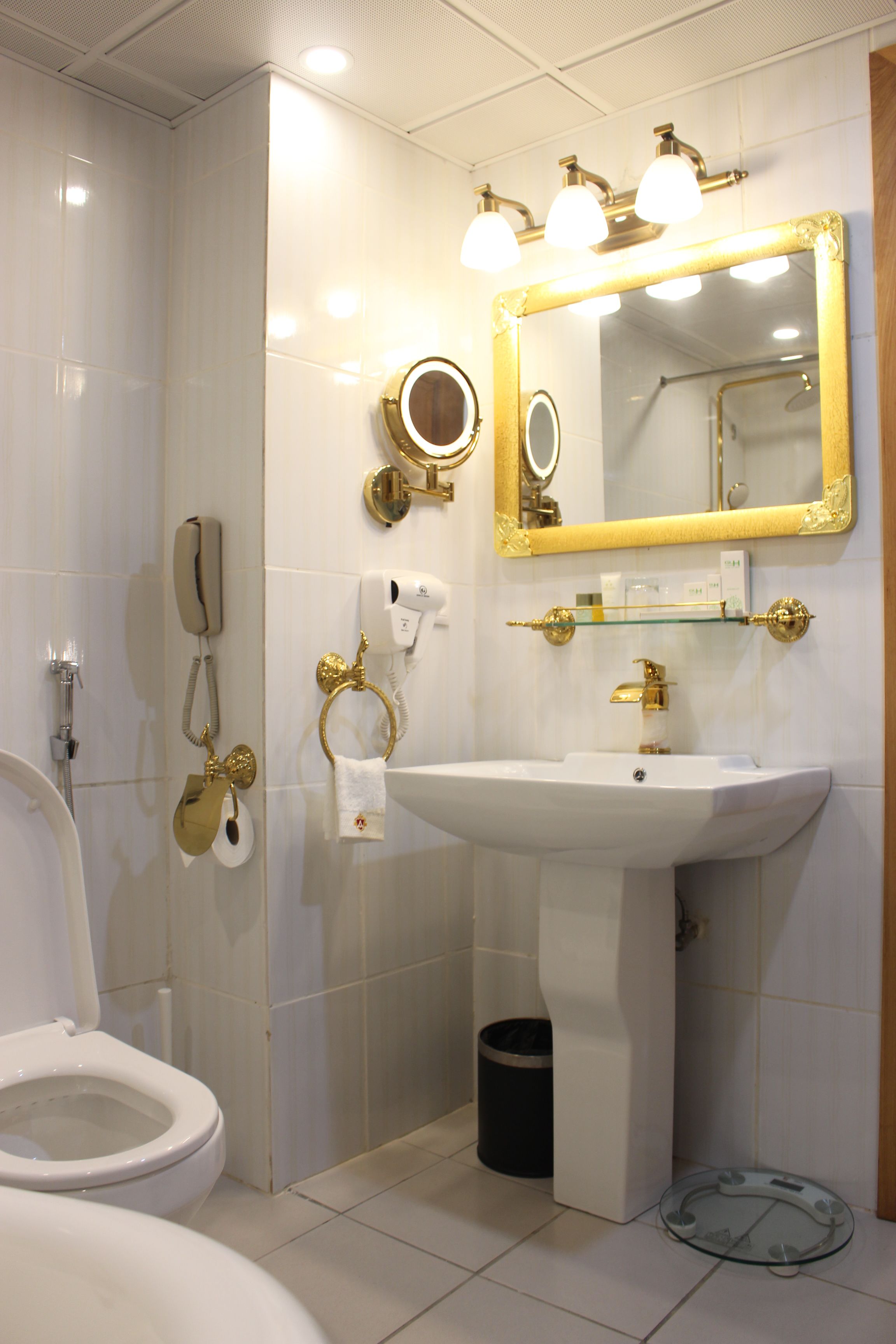 deluxe room | bathroom | free toiletries, hair dryer, towels