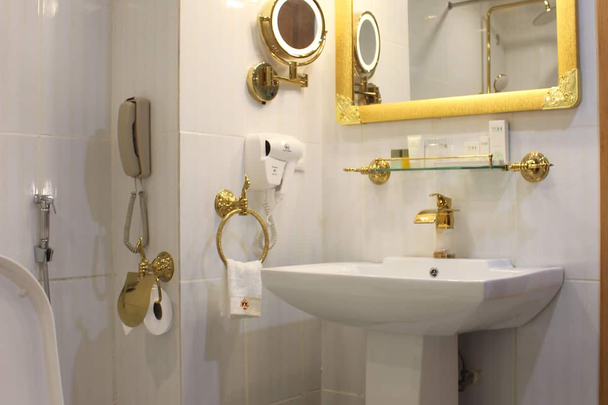 deluxe room | bathroom | free toiletries, hair dryer, towels