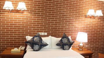 Habitación estándar | Minibar, caja fuerte, escritorio y cortinas opacas