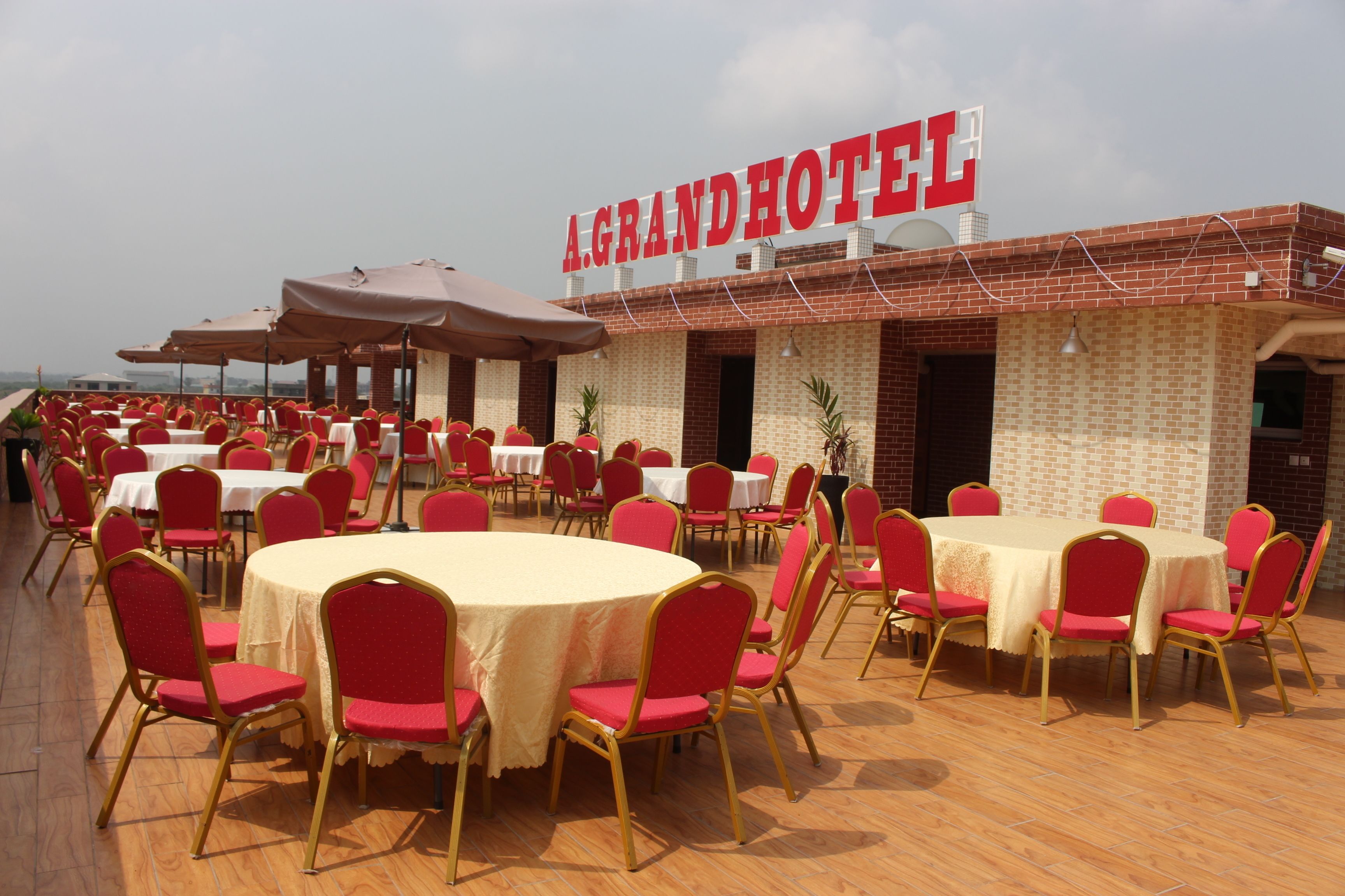 Se sirven desayunos, almuerzos, cenas y cocina local e internacional 