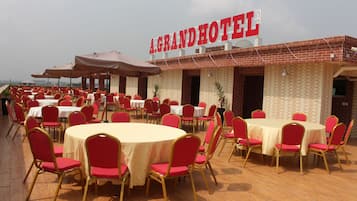 Se sirven desayunos, almuerzos, cenas y cocina local e internacional