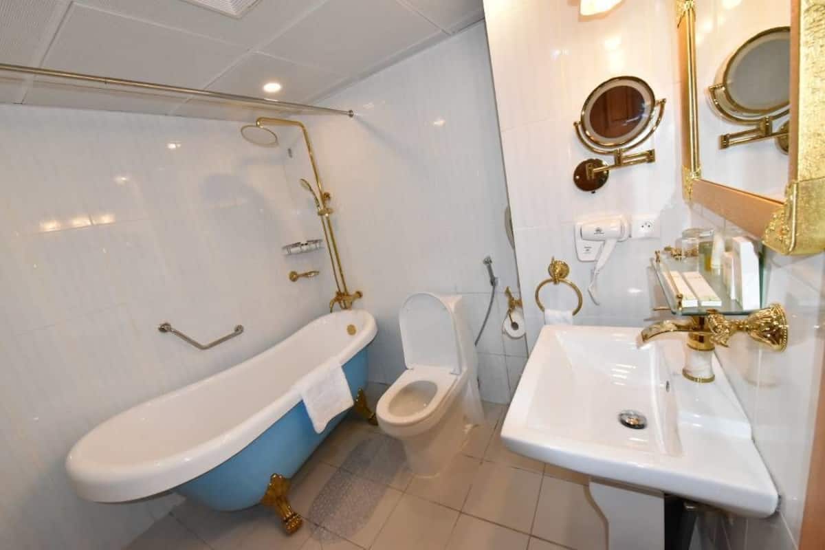 deluxe room | bathroom | free toiletries, hair dryer, towels