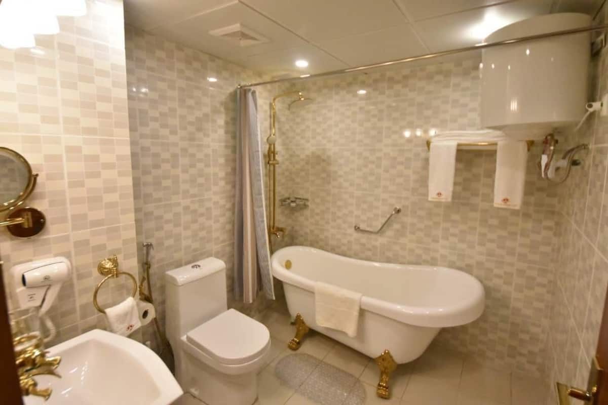 suite, 1 bedroom | bathroom | free toiletries, hair dryer, towels
