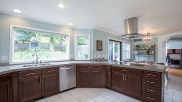 Geladeira, micro-ondas, fogão, cooktop