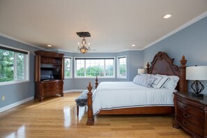 7 bedrooms, desk, iron/ironing board, travel crib