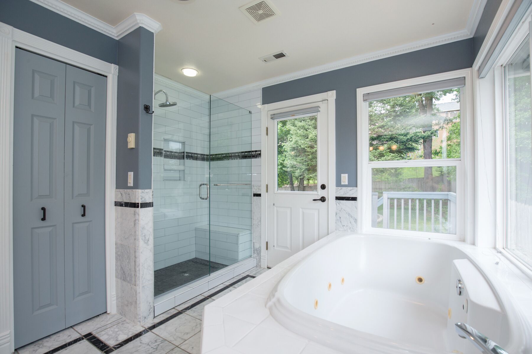 Combined shower/bathtub, jetted bath, hair dryer, towels