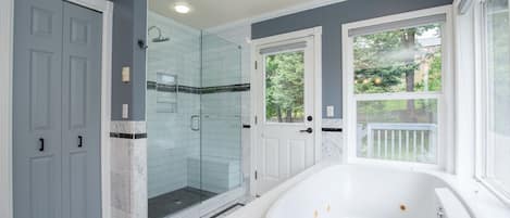 Combined shower/bathtub, jetted bath, hair dryer, towels
