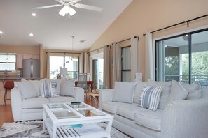 Smart TV, fireplace, DVD player - Quiet Neighborhood, Gulf Front Community Pool & Hot Tub ~ Beach Haven (Cape San Blas)