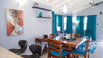 Vila Mewah, 2 kamar tidur, 2 kamar mandi, pemandangan halaman | Makan di kamar