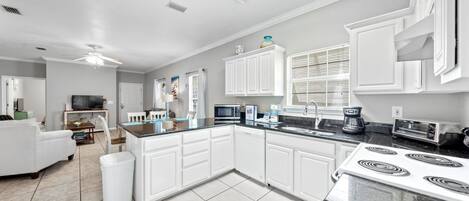 ثلاجة، ميكروويف، فرن، موقد طهي مسطح