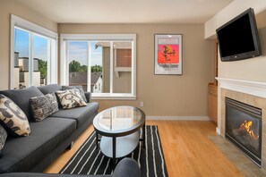 Deluxe Townhome, 3 Bedrooms, Kitchen | Living area | Flat-screen TV, fireplace - Seattle Vacation Home: Life's A Beach (Seattle)