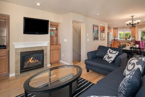 Deluxe Townhome, 3 Bedrooms, Kitchen | Living area | Flat-screen TV, fireplace - Seattle Vacation Home: Life's A Beach (Seattle)
