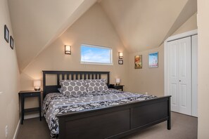 Deluxe Townhome, 3 Bedrooms, Kitchen | 3 bedrooms, memory foam beds, minibar, iron/ironing board - Seattle Vacation Home: Life's A Beach (Seattle)