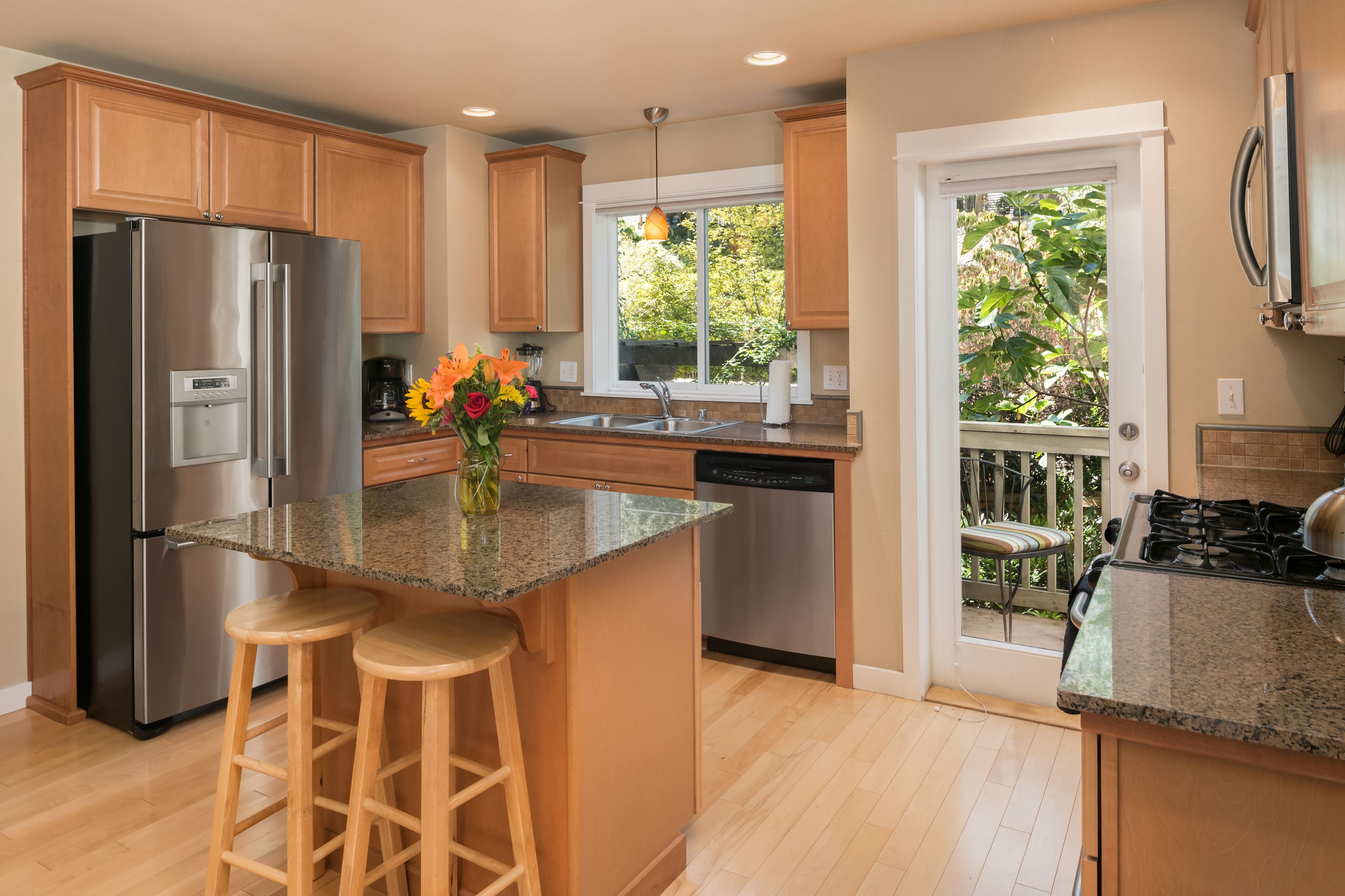 Deluxe Townhome, 3 Bedrooms, Kitchen | Private kitchen | Coffee/tea maker, full-size fridge, microwave, oven